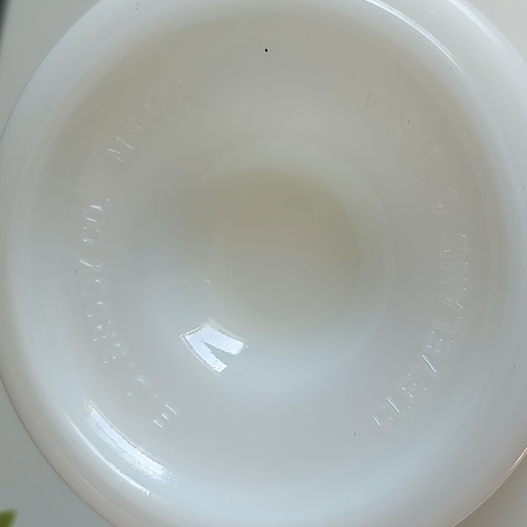 Vintage E.O Brody Milkglass Vase - Picture 4 of 5